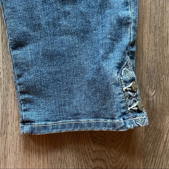 NYDJ Women’s Crop Jeans Medium Wash Size 2 Button Hem Lift Tuck Technology - Picture 2 of 9